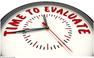 Часовник с надпис „Time to evaluate“