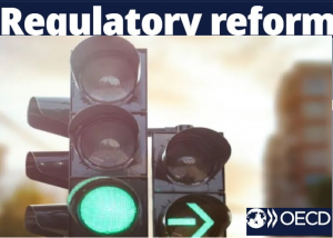 Светофар на зелено и надпис „Regulatory reform“ (ОИСР)
